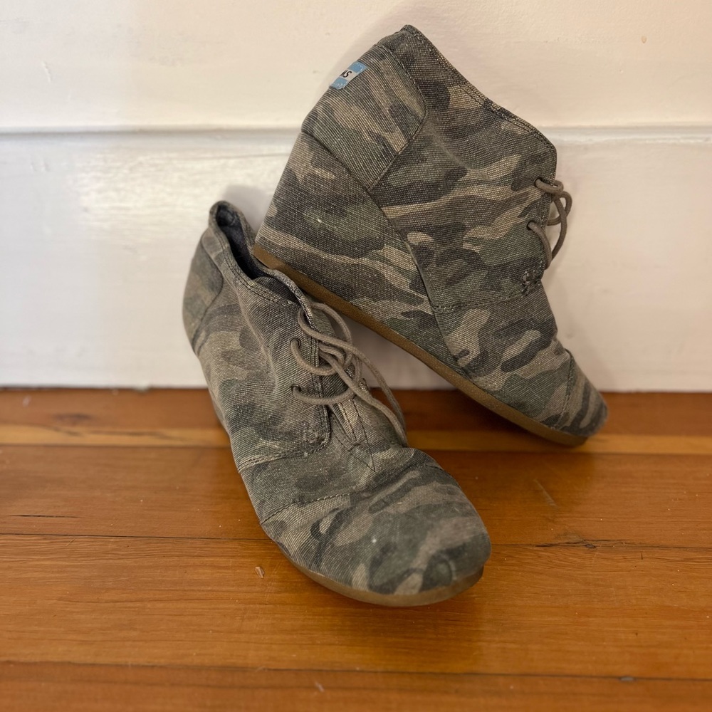 Tom’s wedge heel bootie